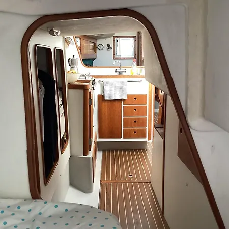 Merak Botel *